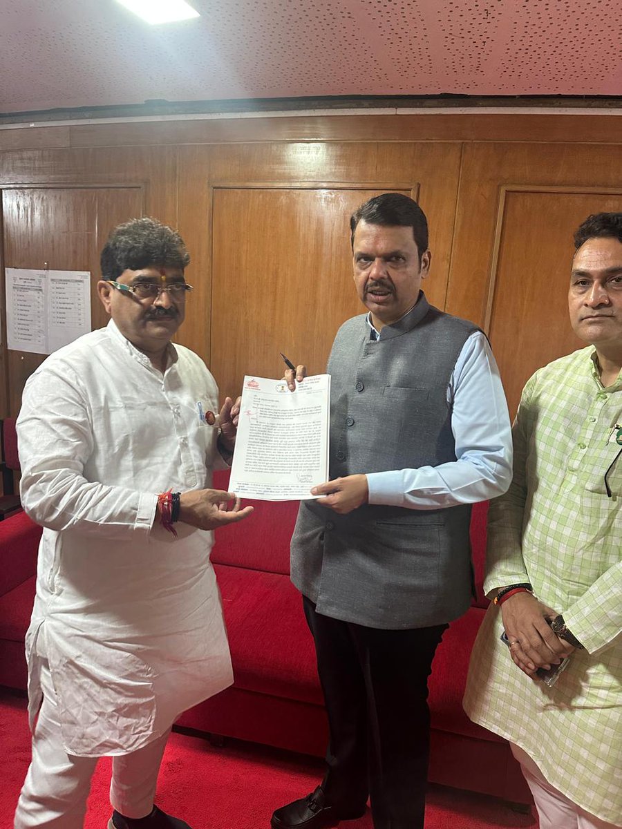 sanjay_kenekar's tweet image. Tweet 

माझे नेते मुख्यमंत्री आदरणीय @Dev_Fadnavis साहेबांची भेट घेऊन छ.संभाजीनगर शहरातील विविध मुख्य रस्त्यांचे काँक्रिटीकरणासाठी ₹५०० कोटींच्या निधीसाठी मागणी केली.साहेबांनी मला सकारात्मक प्रतिसाद देत त्वरित कार्यवाहीचे निर्देश दिले.
@Devendra_Office @BJP4Maharashtra