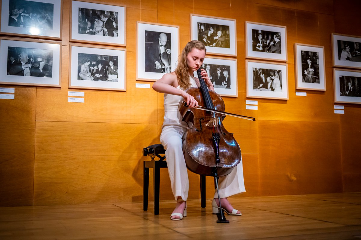 🗣️Ahir vam inaugurar l'exposició fotogràfica "Entre bastidors. El Festival de Prada des de l'objectiu de François Serre". Vam comptar amb la presència de l'autor de les fotografies i també de la música de Luka Coetzee.
La podeu visitar fins el 31 d'agost al Museu Pau Casals!