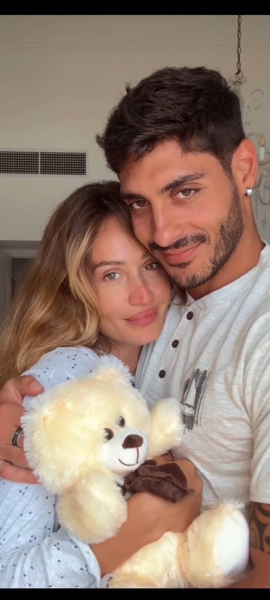 Lenasantoro11's tweet photo. @helenaprestes Buon viaggio 🐻 🐴 💙 💚 🥰 ♾️ #helevier #javi7 #heleners https://t.co/rh66y0puS7