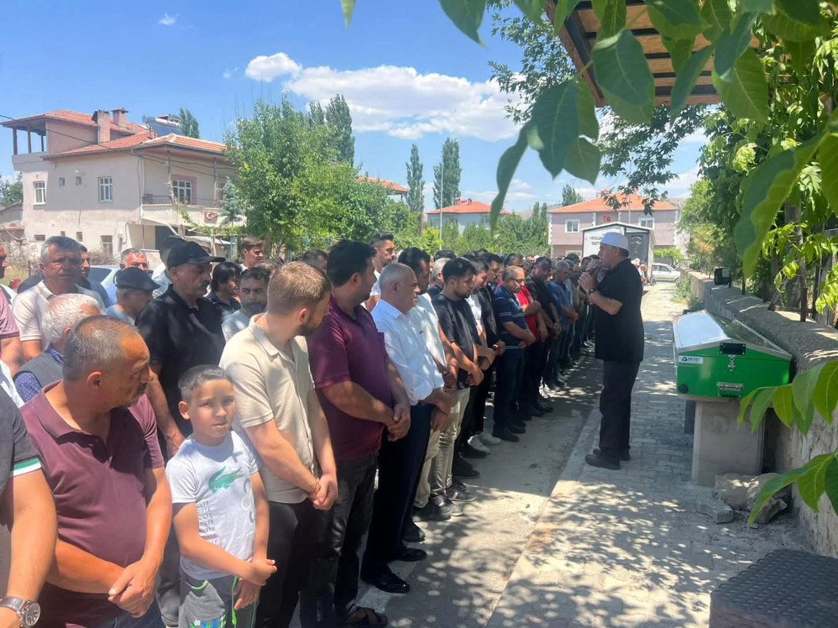 Belediye Başkanımız Sn. Esat Öztürk,İstanbulda ikamet eden Fetullah Mahallemizden Abdurrahim Aydın'ın oğlu merhum  Onur Aydın'ın cenaze namazına katılarak, ailesine ve yakınlarına başsağlığı dileklerinde bulundu.

Merhum Onur Aydın’a Allah’tan rahmet; kederli ailesine,