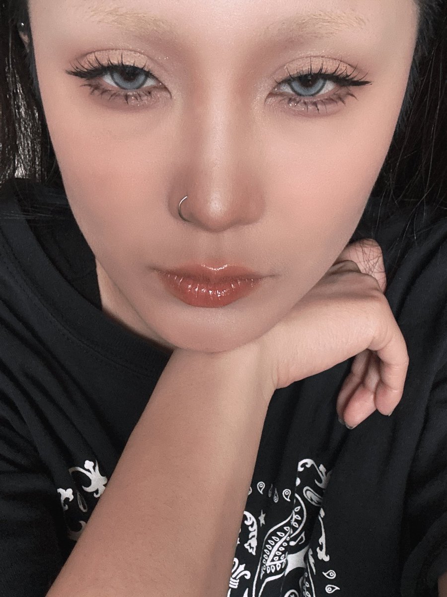 【自我】
眉毛ブリーチして初ガッツリメイク〜
ダミーの鼻ピもいい感じ！！✌️