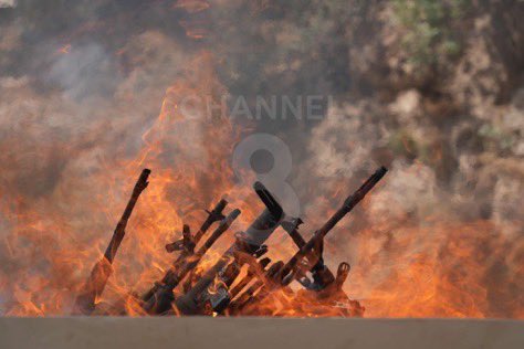 TheWorldWar12's tweet image. #BREAKING In a historic milestone, the PKK has begun disarming today in Sulaymaniyah, Iraq, after 40 years of conflict—marking a significant step in ongoing peace talks with Turkey.
Footage shows PKK fighters burning their weapons.