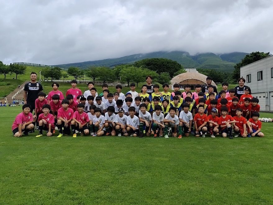FC_PRIROSSO's tweet image. 先日、弘前市にてFC PRIROSSO代表の熊谷浩二がサッカークリニックを実施しました⚽️

たくさんの小学生チームから参加していただき、約90名のサッカー少年・少女たちとサッカーを通して触れ合っていく中で、どんどん子どもたちの笑顔が増え、楽しい時間を共有することができました🥅