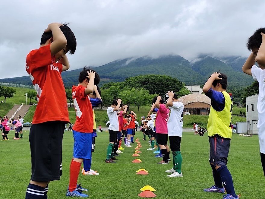 FC_PRIROSSO's tweet image. 先日、弘前市にてFC PRIROSSO代表の熊谷浩二がサッカークリニックを実施しました⚽️

たくさんの小学生チームから参加していただき、約90名のサッカー少年・少女たちとサッカーを通して触れ合っていく中で、どんどん子どもたちの笑顔が増え、楽しい時間を共有することができました🥅