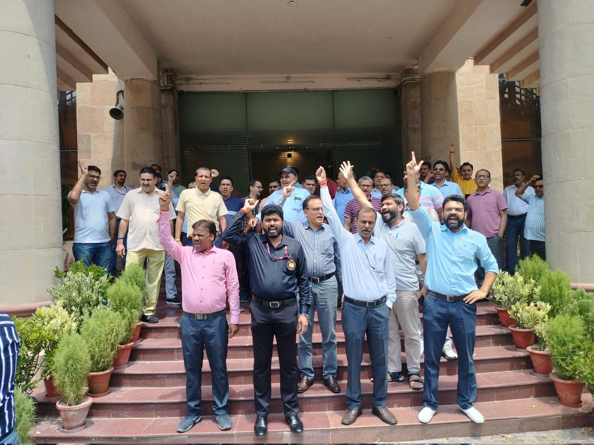 yame_71's tweet image. BSNL is a graveyard of talent.
Thousands of engineers, MBAs, CAs – all trapped in a system with no growth, no roadmap, no respect.

#SaveBSNL #SaveSwadeshi4G #SaveBSNLemployees #OperationSankalp
@PMOIndia 
@CMDBSNL 
@DoT_India
 @GSAIGETOA 
@aigetoachq 
@ETTelecom