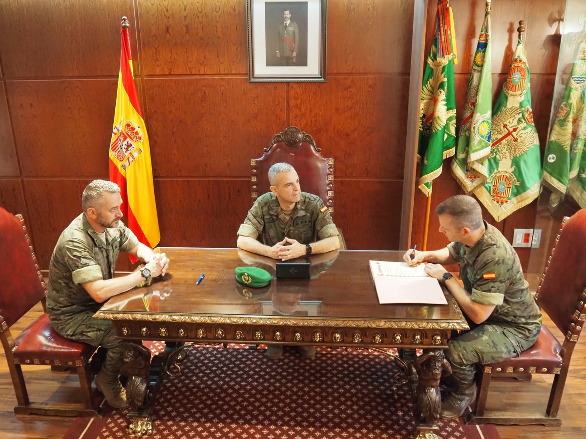 Efectuado el relevo entre los contingentes de la XXXVIII y XXXIX #CampañaAntártica.
Con este hito, los militares del XXXVIII CAET se despiden de un periplo que comenzó hace más de un año y medio.🐧❄️🇪🇸
¡Muchas gracias compañeros!