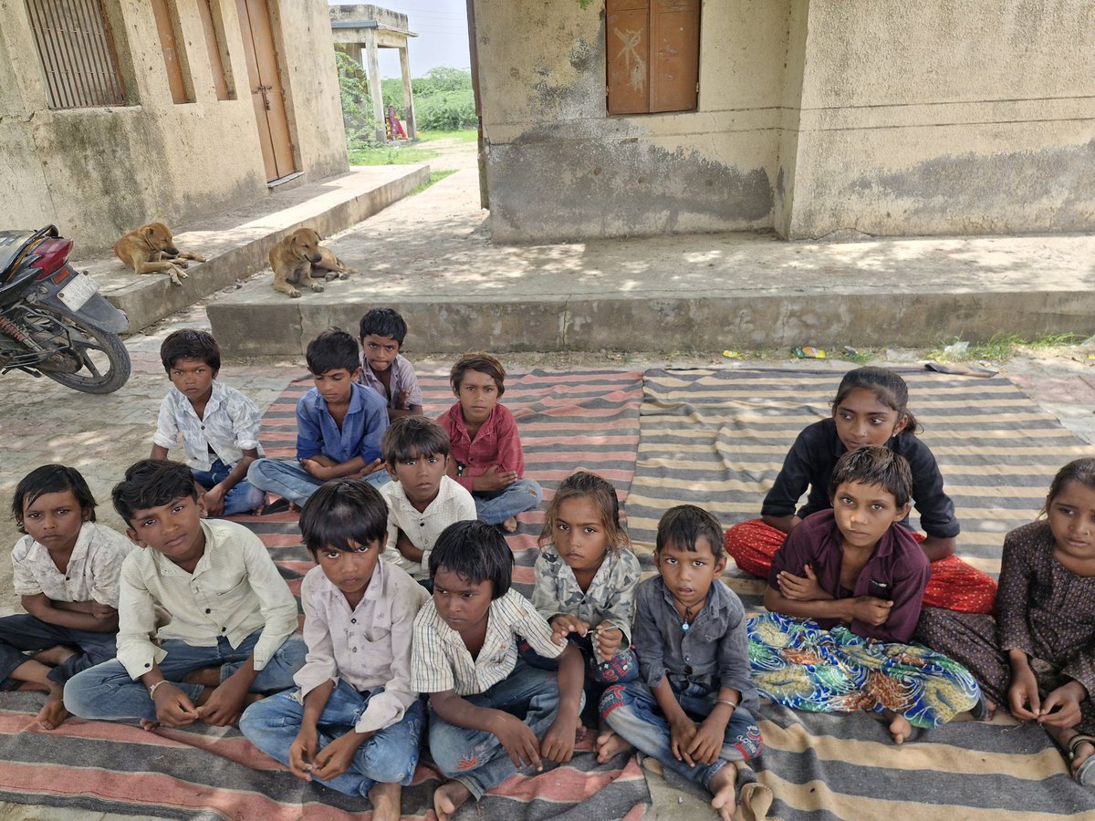 ભારત પાકિસ્તાન બોર્ડર ઉપર આવેલ ભારત ના છેલ્લા ગામ ચતરપૂરા ગામ ના બાળકો ને જરૂરી નોટબુક અને સ્ટેશનરી આપવા માં આવી.આપણી ફરજ બને છે કે બોર્ડર ઉપર આવેલા આપણા બંધુઓ ને મદદ કરવા ની 🇮🇳🙏