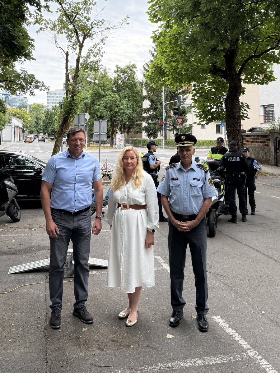 𝐍𝐚𝐝𝐳𝐨𝐫 𝐧𝐚𝐝 𝐞-𝐬𝐤𝐢𝐫𝐨𝐣𝐢 🛴🚨
V Ljubljani so danes policisti Postaje prometne policije Ljubljana izvajali nadzor nad vožnjo z e-skiroji, katerega namen je zmanjšati število in posledice prometnih nesreč ter hkrati izboljšati varnost cestnega prometa.

🪡1/3