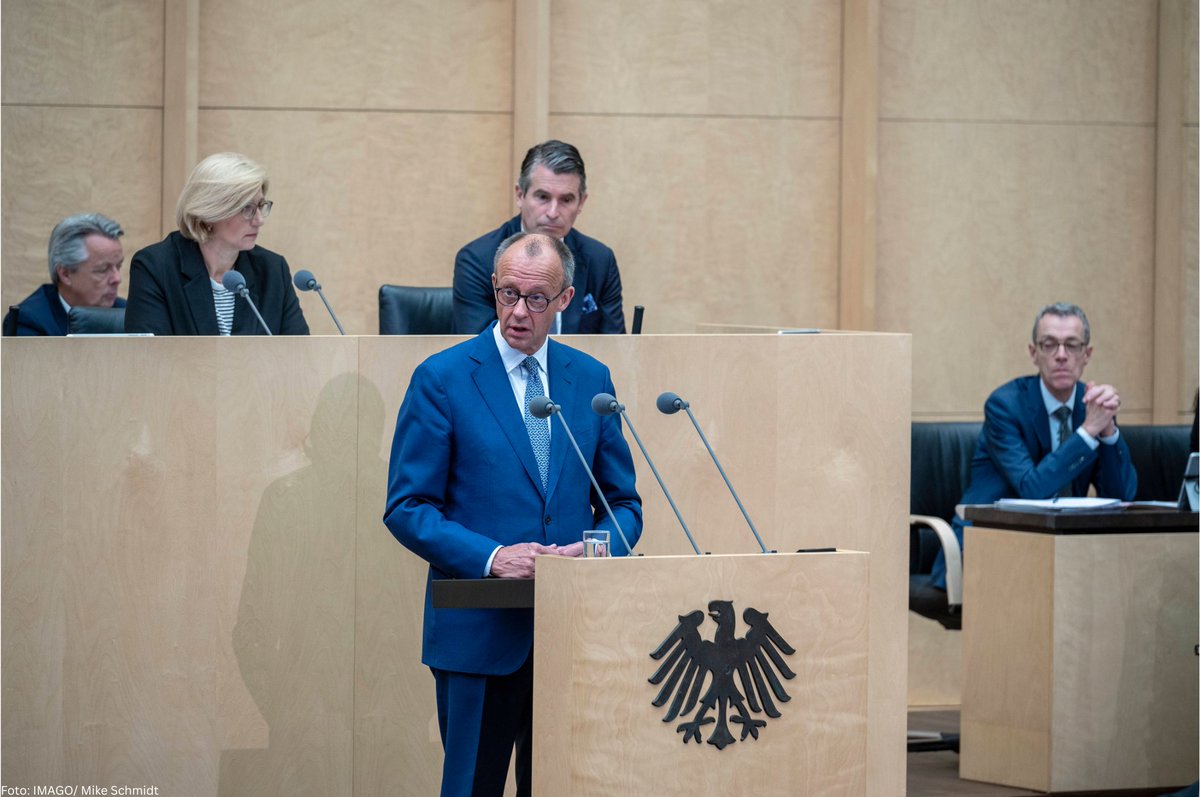 CDU's tweet image. „Wir sind in der Pflicht, langfristiges Wirtschaftswachstum nach Deutschland zurückzubringen,“ so @bundeskanzler @_FriedrichMerz im #Bundesrat. „Wir müssen Deutschland für private Investitionen möglichst schnell wieder attraktiver machen. Darum das #Investitionssofortprogramm,