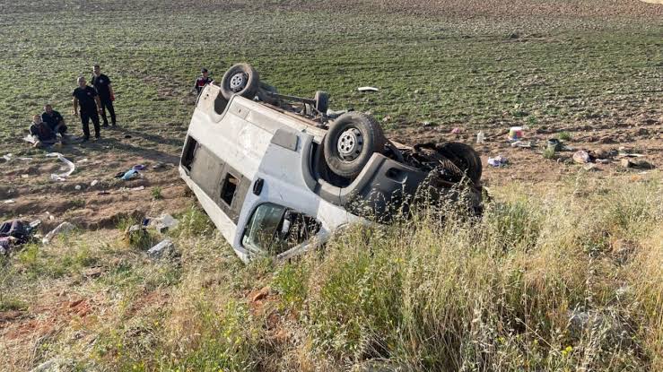 Akşehir - Yunak yolunda tarım işçilerini taşıyan aracın devrilmesi sonucunda 15 hemşehrimiz yaralanmıştır.

Yaralı hemşehrilerimize geçmiş olsun dileklerimi iletiyor, acil şifalar diliyorum.