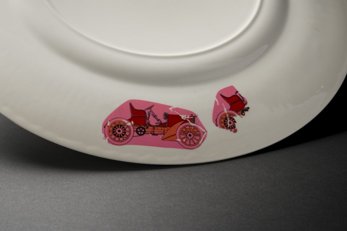 This week’s #FridayFinds features a traditional 'Edme' plate with a hand painted blue floral design. But flip it over, and things get interesting - there are unfired lithographs depicting red cars. Maybe someone at Wedgwood was just practising how to apply the lithographs?