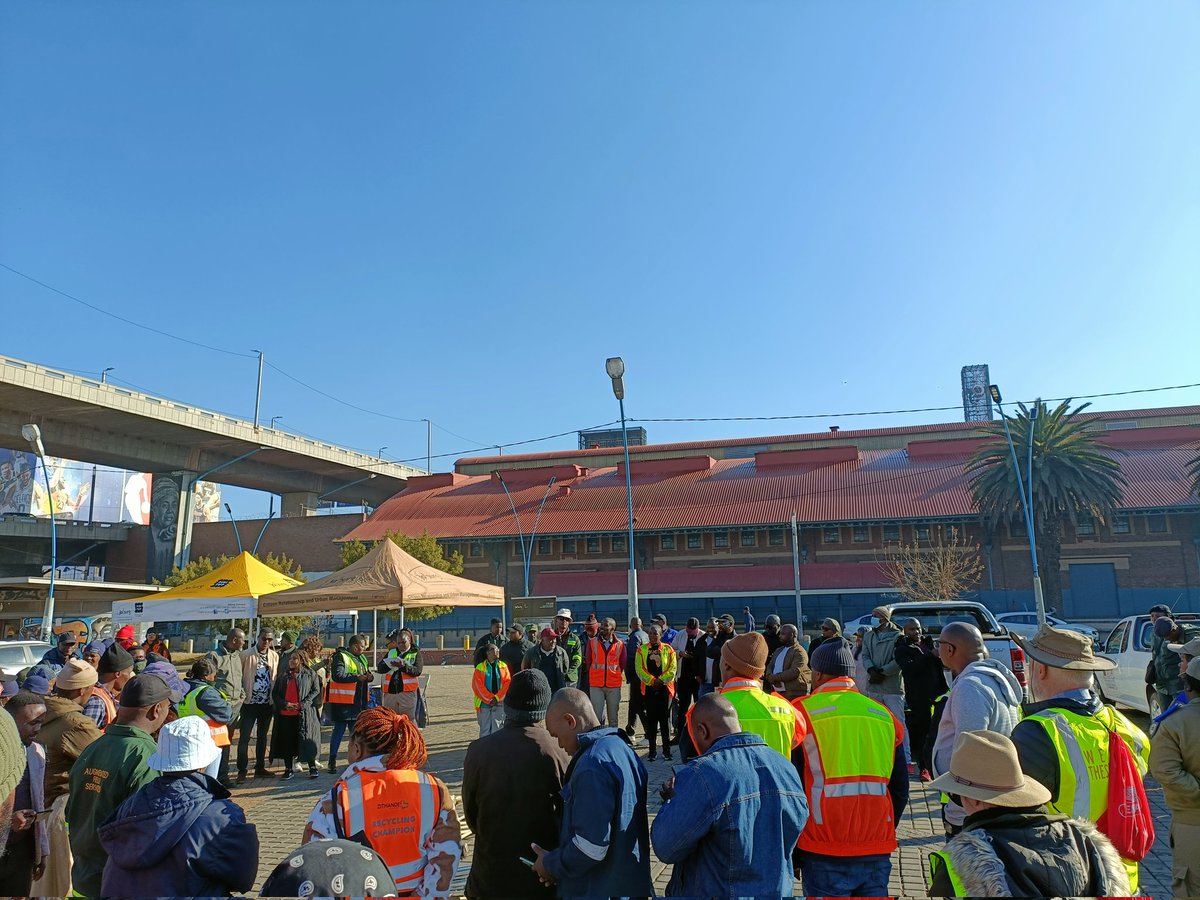 Jozi! Today <a href="/CleanerJoburg/">Pikitup</a>  Selby Depot and Pikitup COO supporting <a href="/GDCoGTA/">CoGTA</a> joined by <a href="/CityofJoburgZA/">City of Joburg</a> and other stakeholders at Mary Fitzgerald Square for the  clean up of the streets of Jhb as part of the CBD Revitalisation programme. #CBDFriday #ReduceReuseRecycle