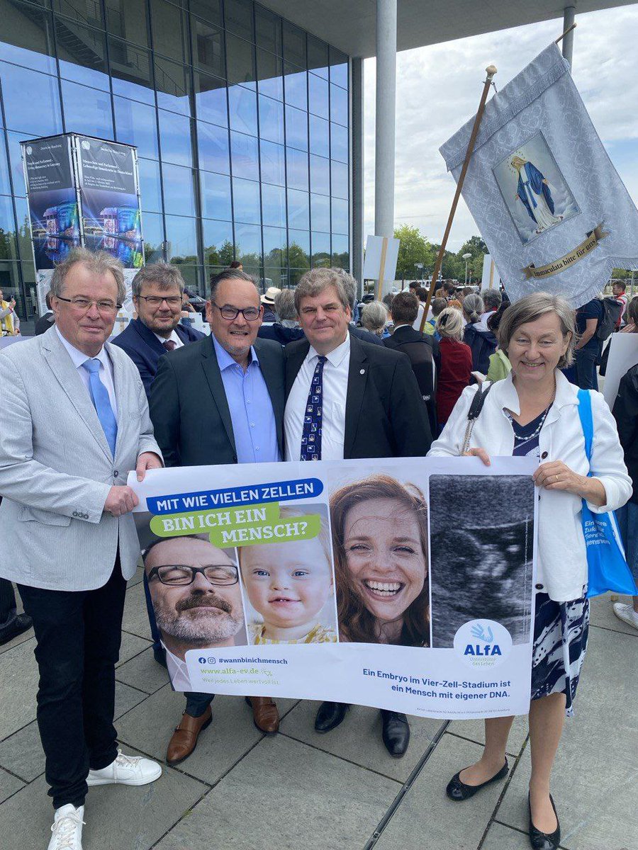 Dr_Rainer_Kraft's tweet image. Während die Union sich noch Ausreden für Ihren Abtreibungskanzler einfallen lässt, zeigt die AfD Flagge für das Leben.
Und selbst wenn die billigen Ausreden der Unionsführung die Wahl von Brosius-Gersdorf verhindern sollten, im nächsten Wahlgang würde diese völlig…