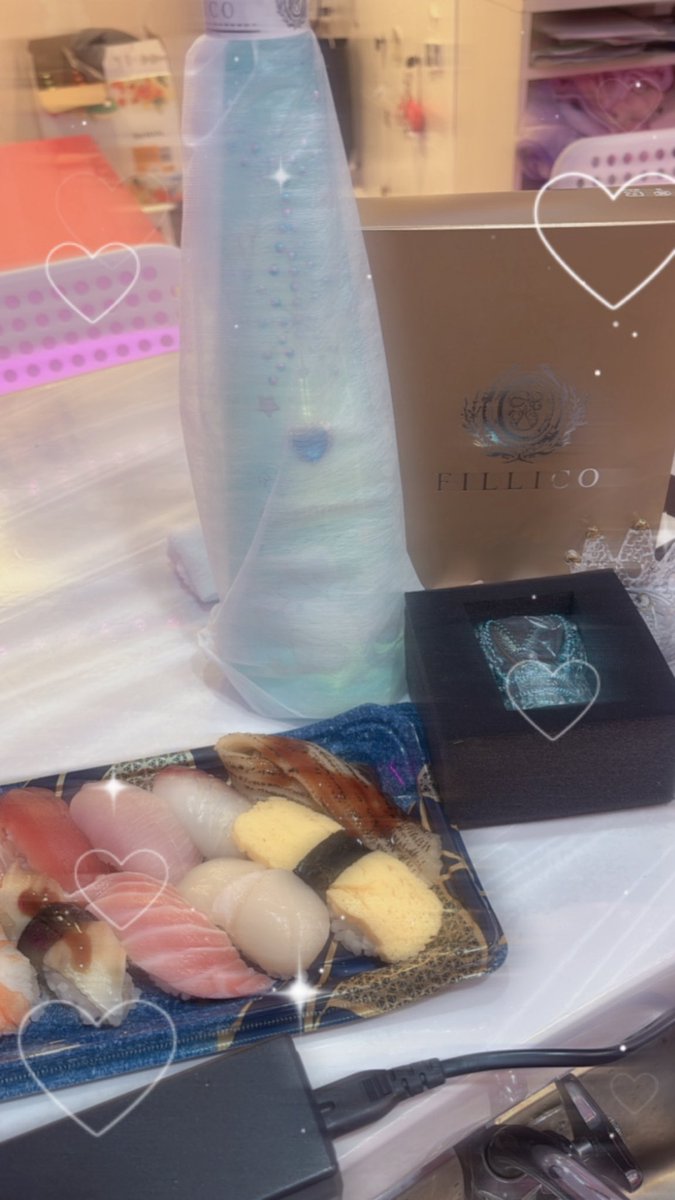 ろぐあうと！お誕生日前祝いフィリコ、チェキ、乾杯ありがとうでした😭本当に可愛くて死ぬ❕一緒にわさび好みのフィリコ選んでくれてありがとう🥹1本穴子も激美味しいでした（ ;  ; ）仲良し様もたくさん乾杯にチップありがとう🤍
出張行ってたわさび推し様がお土産くれた🎶乾杯もありがとうでした🥹🥹