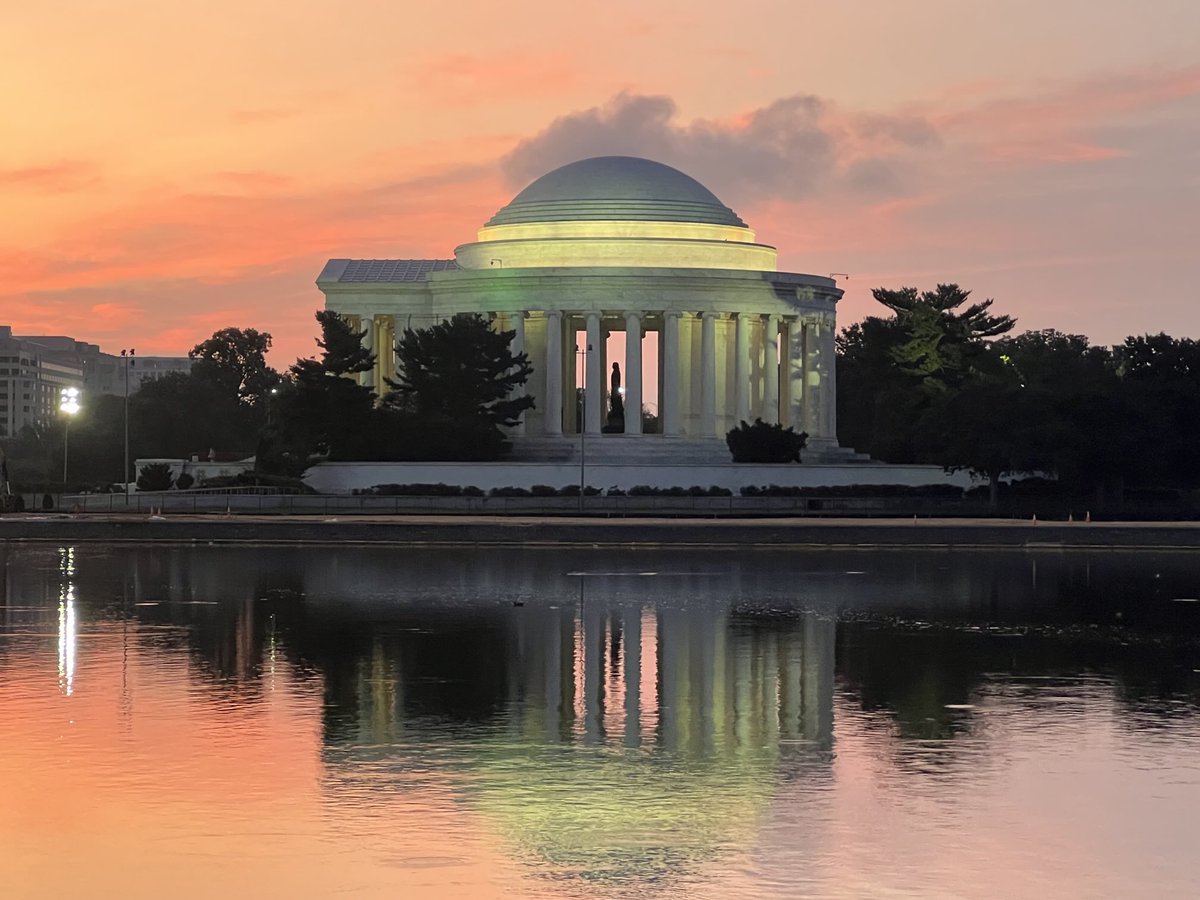 RiverGirl707's tweet image. #Sunrise on Friday over the Tidal Basin in #DC! @capitalweather @KaitlynMcGrath