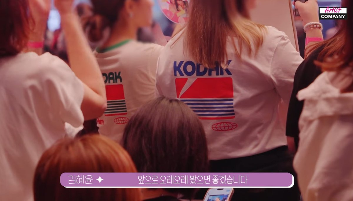 qwerty17841's tweet photo. Acom’s cameramen was doing great! When hyeyoon mentioned hyeppiending, they captured my beautiful fellow hyeppies there😭💕💕💕
Sounds strange, but it makes me feel I am tgt with other hyeppies there😭

Hyeppyiending code; we support ypu BA Kodak😅🤣
#김혜윤 #KimHyeyoon https://t.co/Eomus7J9v6
