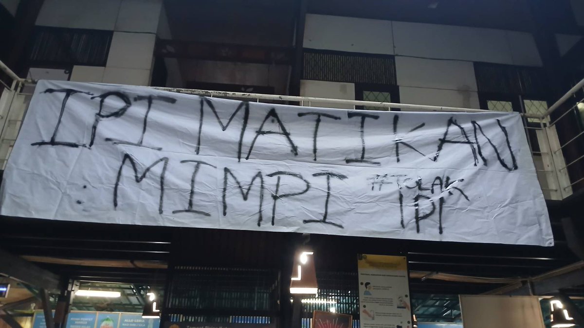 NendaUI's tweet image. Spotted on Takor, kantin FISIP. Api perjuangan terus menyala dan menyebar π₯
#IPIMATIKANMIMPI
#TOLAKIPI