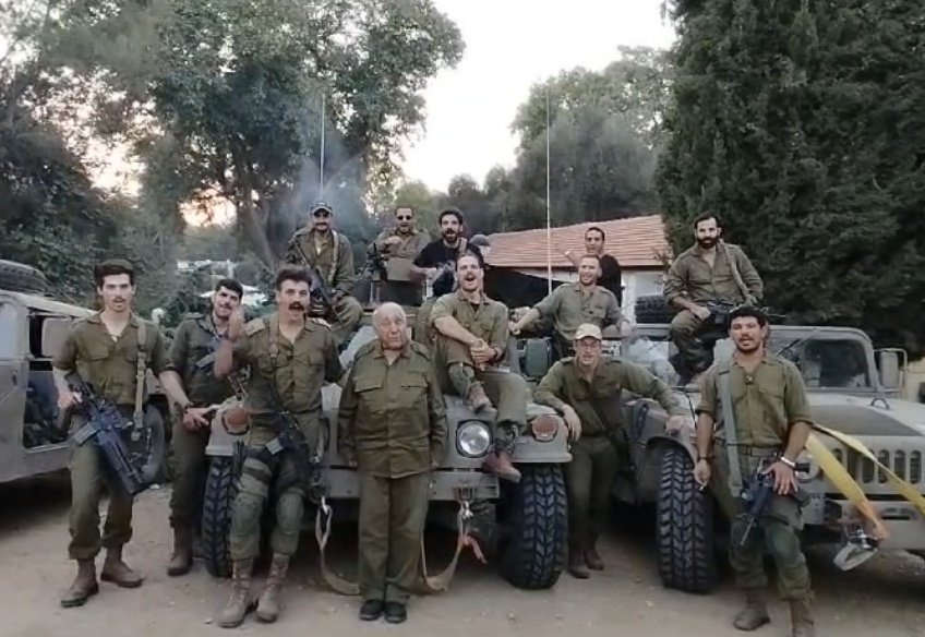 הלך לעולמו איש ההתיישבות והגבורה משה זר.
נכה צה"ל שנפצע קשה ואיבד עין במבצע קדש ב"קרב המיתלה", 
שהיה ממייסדי ההתיישבות ביו"ש.

בתמונה לפני שנה וחצי עם עשרות צאצאיו בהם ילדיו, חתניו, נכדים 
ואף נין המשרתים כחיילים וקצינים ביחידות קרביות בצה"ל.

ארץ ישראל היפה.
יהי זיכרו ברוך.