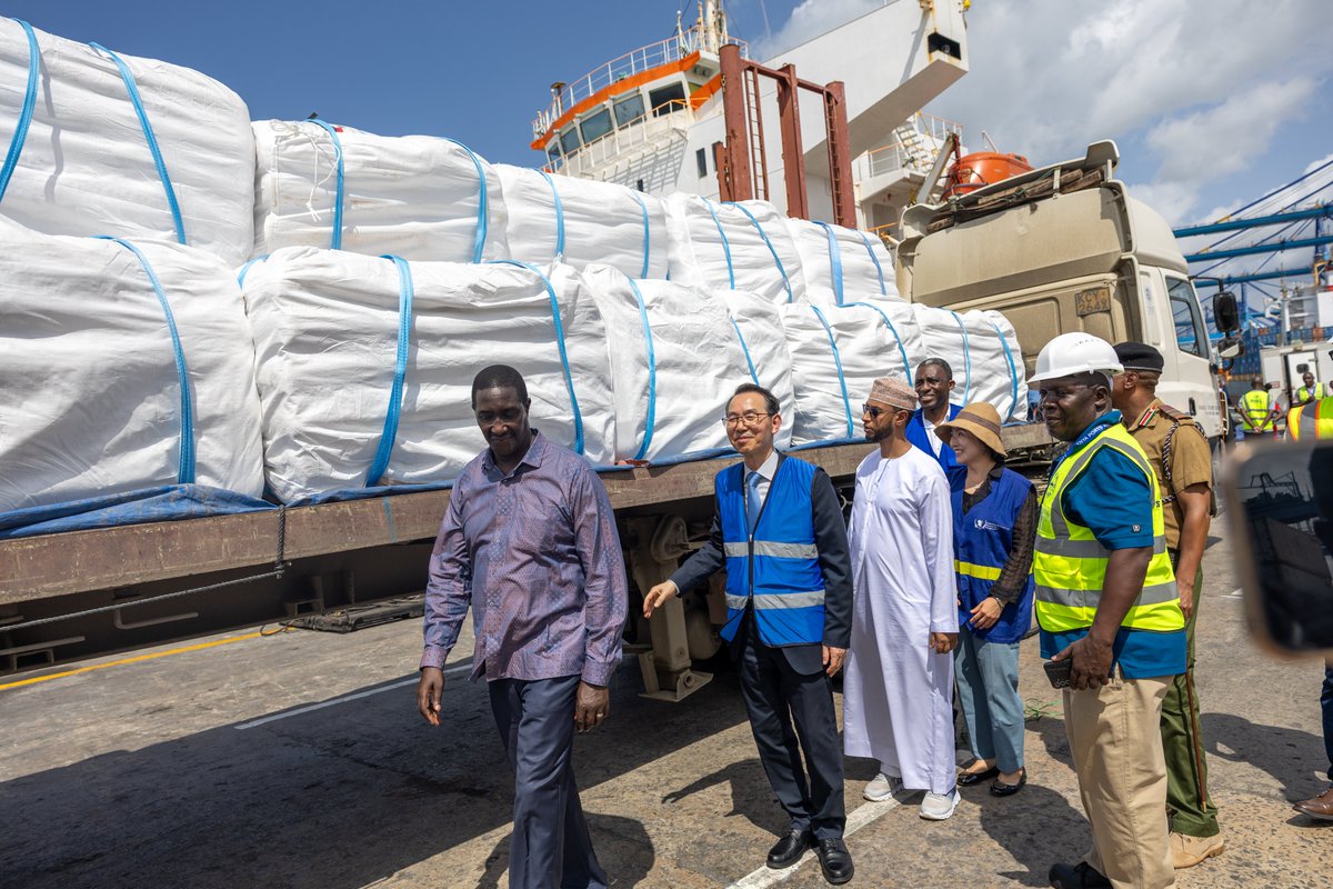 WFP_Kenya's tweet image. Today, @WFP received a generous donation of over 23,000 metric tons of #rice from the Republic of #Korea 🇰🇷 at the Port of Mombasa.
This contribution – the largest from the Republic of Korea since it began supporting refugees in Kenya in 2018 – will support the food needs of…