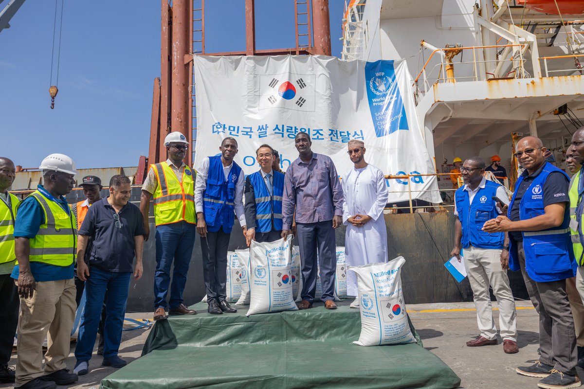 WFP_Kenya's tweet image. Today, @WFP received a generous donation of over 23,000 metric tons of #rice from the Republic of #Korea 🇰🇷 at the Port of Mombasa.
This contribution – the largest from the Republic of Korea since it began supporting refugees in Kenya in 2018 – will support the food needs of…