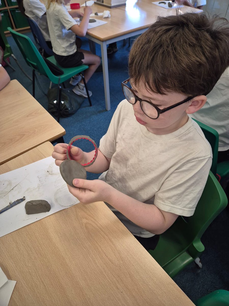 ManorParkSchSM1's tweet image. Year 4 loved getting creative in art today, making fantastic geometric tiles with clay! #PrimaryArt #ClayFun #WeAreLeo #MPPS