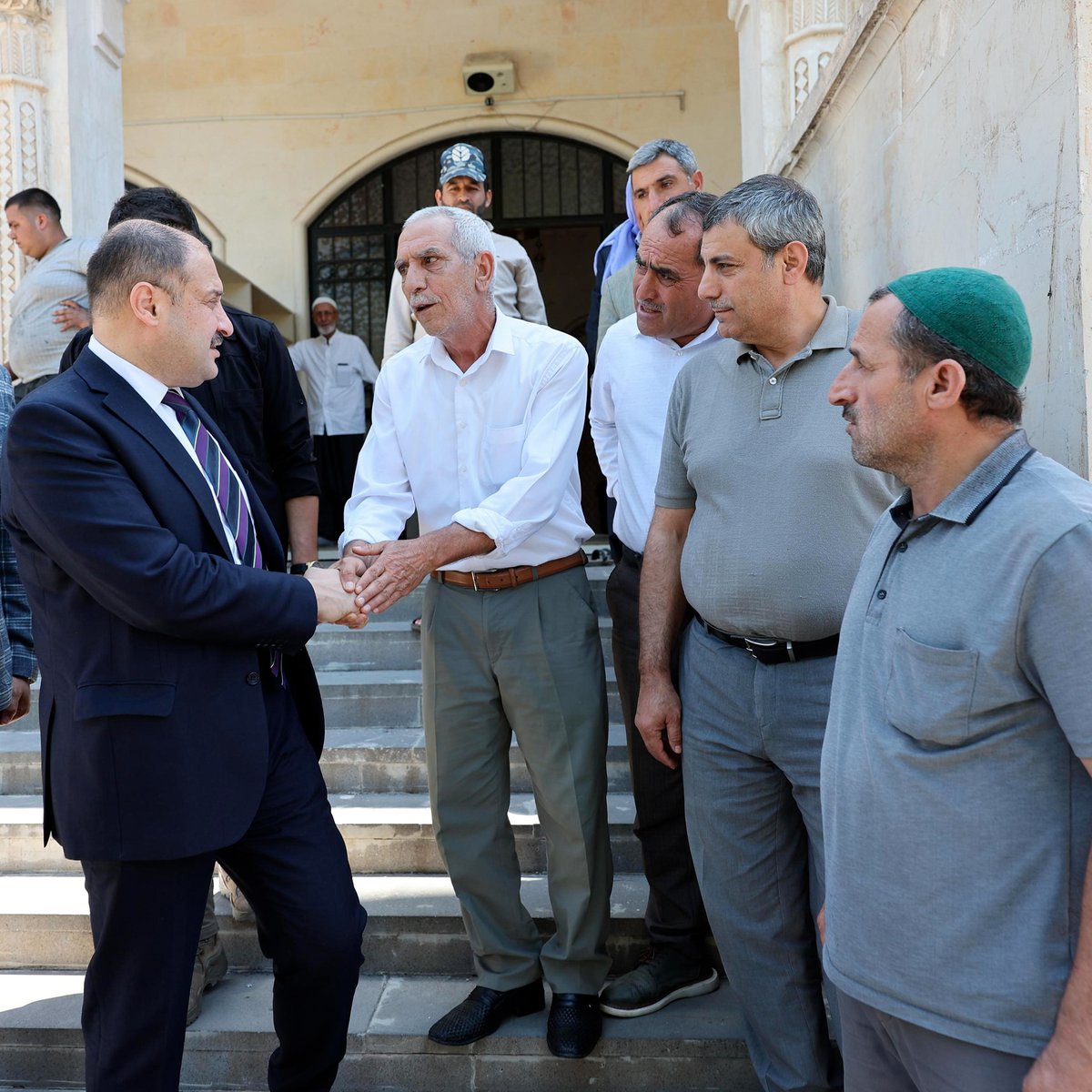 Cumanın Bereketiyle Bir Aradayız!

Şanlıurfa Büyükşehir Belediye Başkanımız Mehmet Kasım Gülpınar, Hacı Ahmet Kaysı Camii’nde kılınan cuma namazı sonrası kıymetli hemşehrilerimizle bir araya geldi.

Cuma’nın bereketini ve güzelliğini paylaşarak, vatandaşlarımızla sohbet ettik,