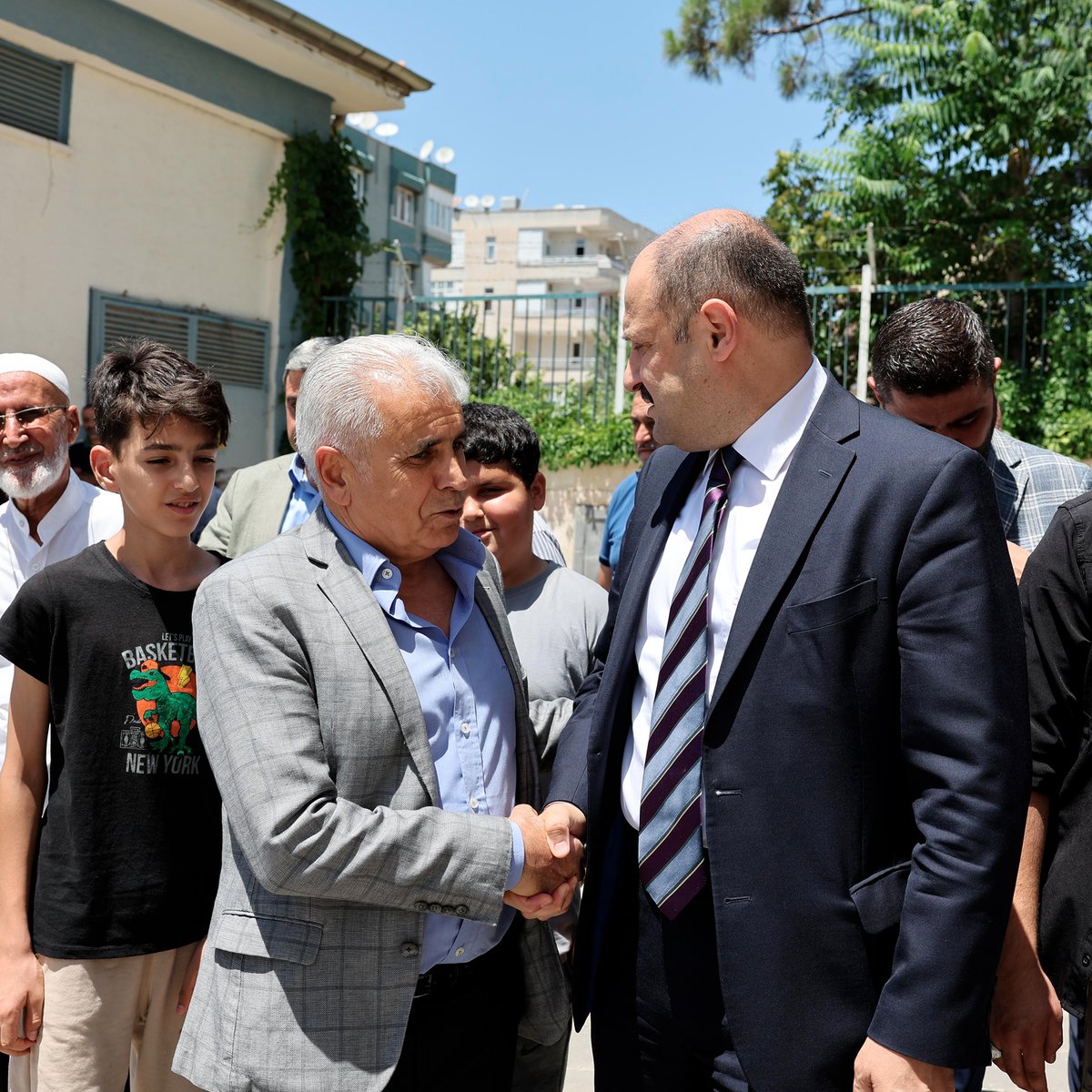 sanliurfabld's tweet photo. Cumanın Bereketiyle Bir Aradayız!

Şanlıurfa Büyükşehir Belediye Başkanımız Mehmet Kasım Gülpınar, Hacı Ahmet Kaysı Camii’nde kılınan cuma namazı sonrası kıymetli hemşehrilerimizle bir araya geldi.

Cuma’nın bereketini ve güzelliğini paylaşarak, vatandaşlarımızla sohbet ettik, dilek ve taleplerini dinledik.
