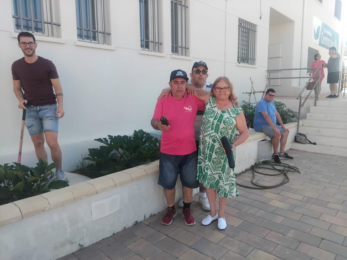 AspronaAlbacete's tweet image. 🌾🍀 El Centro Ocupacional Daniel Martínez, de Elche de la Sierra, continúa su trabajo en el huerto.

👨‍🌾👩‍🌾 Se encargan de su mantenimiento y por lo que cuentan… ¡muy pronto recogerán su primera cosecha!

#ElcheDeLaSierra #CentroOcupacional #DanielMartínez #Huerto #Cosecha
