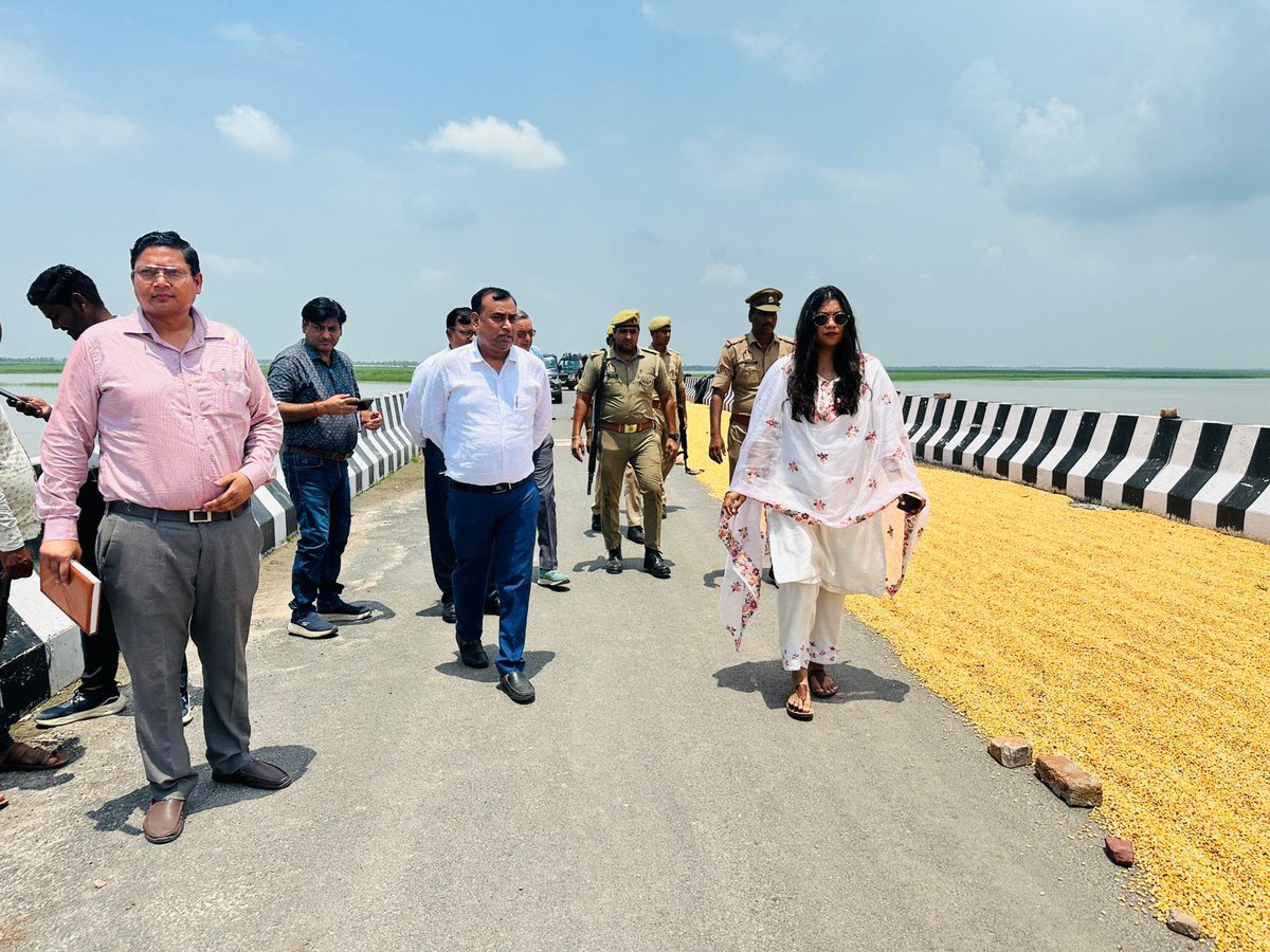 DM Kasganj (@dmkasganj) on Twitter photo वर्षा ऋतु के दौरान गंगा के जलस्तर के निरीक्षण के लिए अल्लीपुर वरवारा घाट पर भ्रमण कर यथा स्थिति को देखा और संबंधित अधिकारियों को आवश्यक दिशा निर्देश दिए।
<a href="/CMOfficeUP/">CM Office, GoUP</a> <a href="/ChiefSecyUP/">Chief Secretary, GoUP</a> #kasganj वर्षा ऋतु के दौरान गंगा के जलस्तर के निरीक्षण के लिए अल्लीपुर वरवारा घाट पर भ्रमण कर यथा स्थिति को देखा और संबंधित अधिकारियों को आवश्यक दिशा निर्देश दिए।
<a href="/CMOfficeUP/">CM Office, GoUP</a> <a href="/ChiefSecyUP/">Chief Secretary, GoUP</a> #kasganj