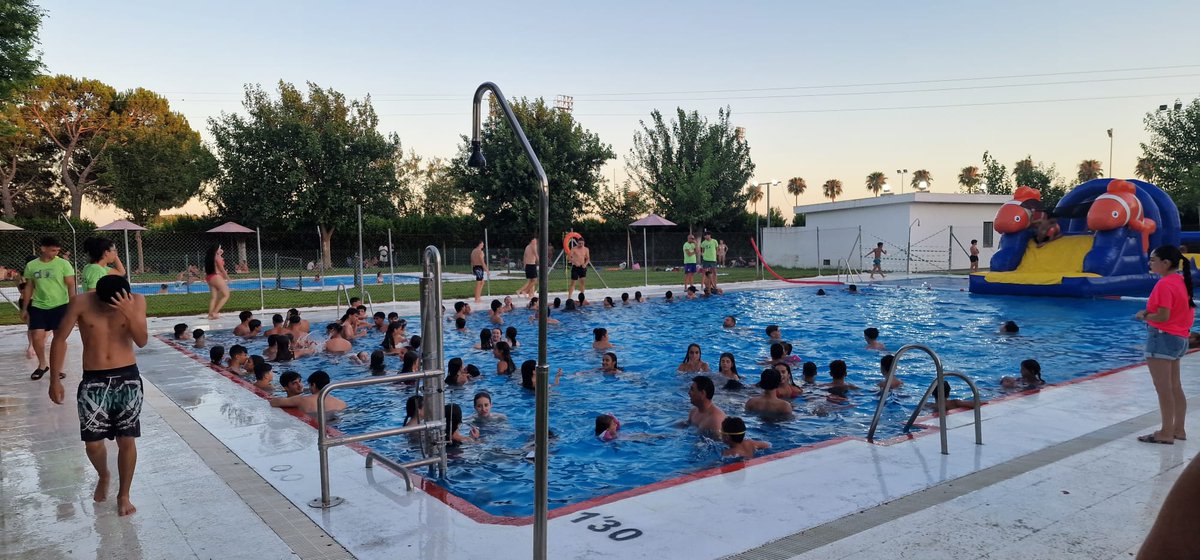 💦 ¡La diversión está asegurada en las #BlancasNoches de la Piscina Municipal!

🎶Música, juegos hinchables, risas y un ambiente inmejorable para una noche de verano inolvidable en Bollullos.🕺

Gracias a todas las personas que lo hicisteis posible. ¡Nos vemos en la próxima! 😉
