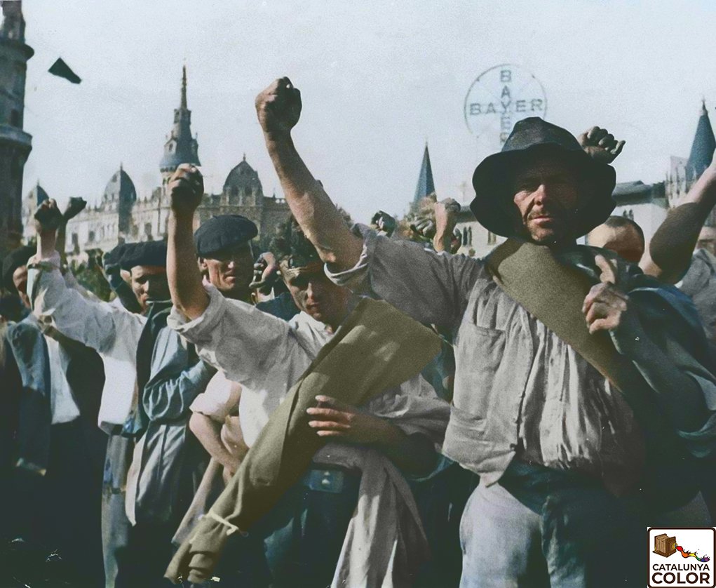 CatalunyaColor's tweet image. Pagesos arribant a Barcelona des de diferents indrets de Catalunya per marxar cap al front d'Aragó, l'estiu de 1936.