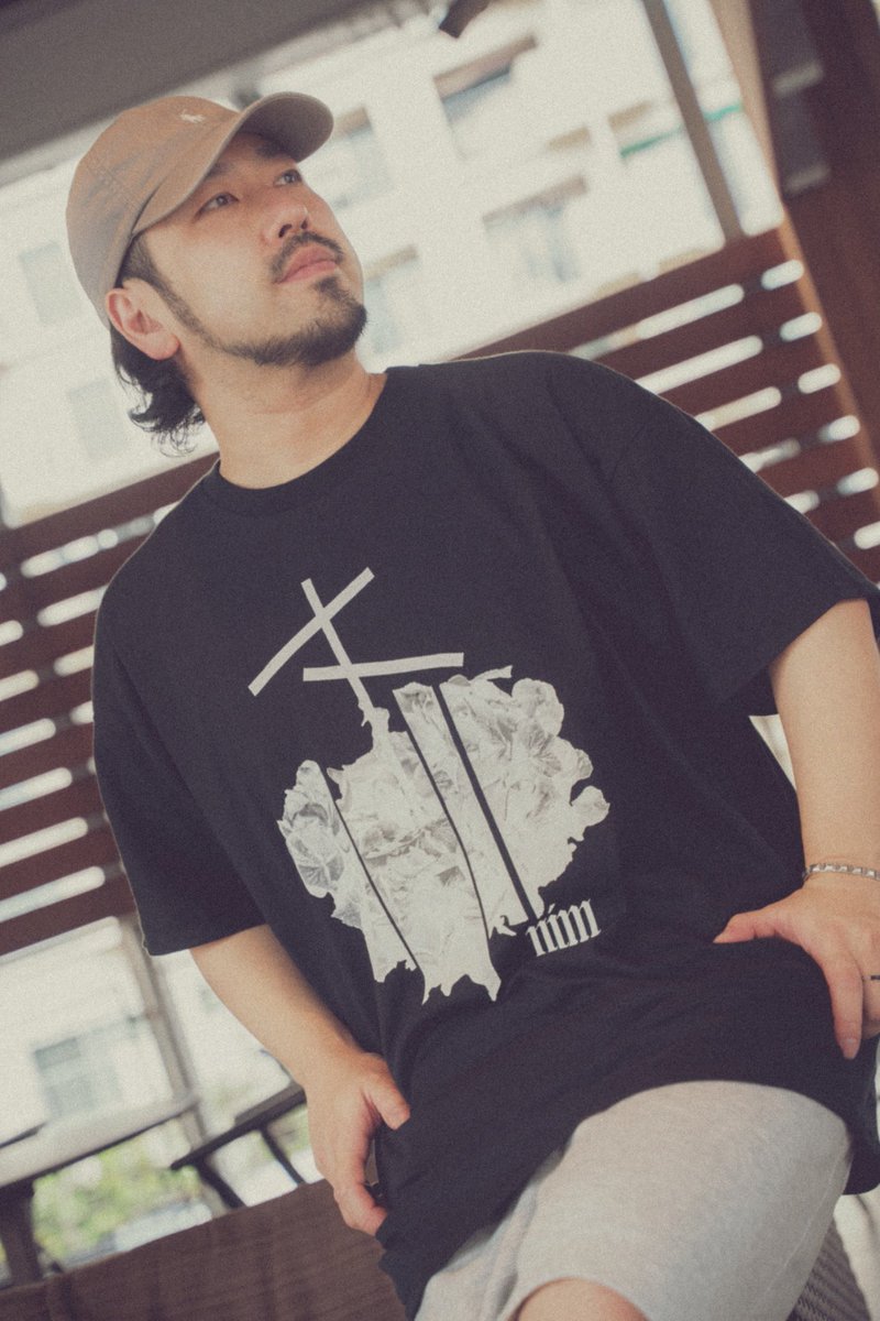 京都のnimのTシャツのデザインをさせていただきました！(カラバリあり)
ありがとうございますー！
コンセプトは表向き言わない主義なので気になる方は直でお願いしますー。
8/1(金)大阪Yogibo Holy Mountainでのライブより販売とのことで是非手にとってくださいね！