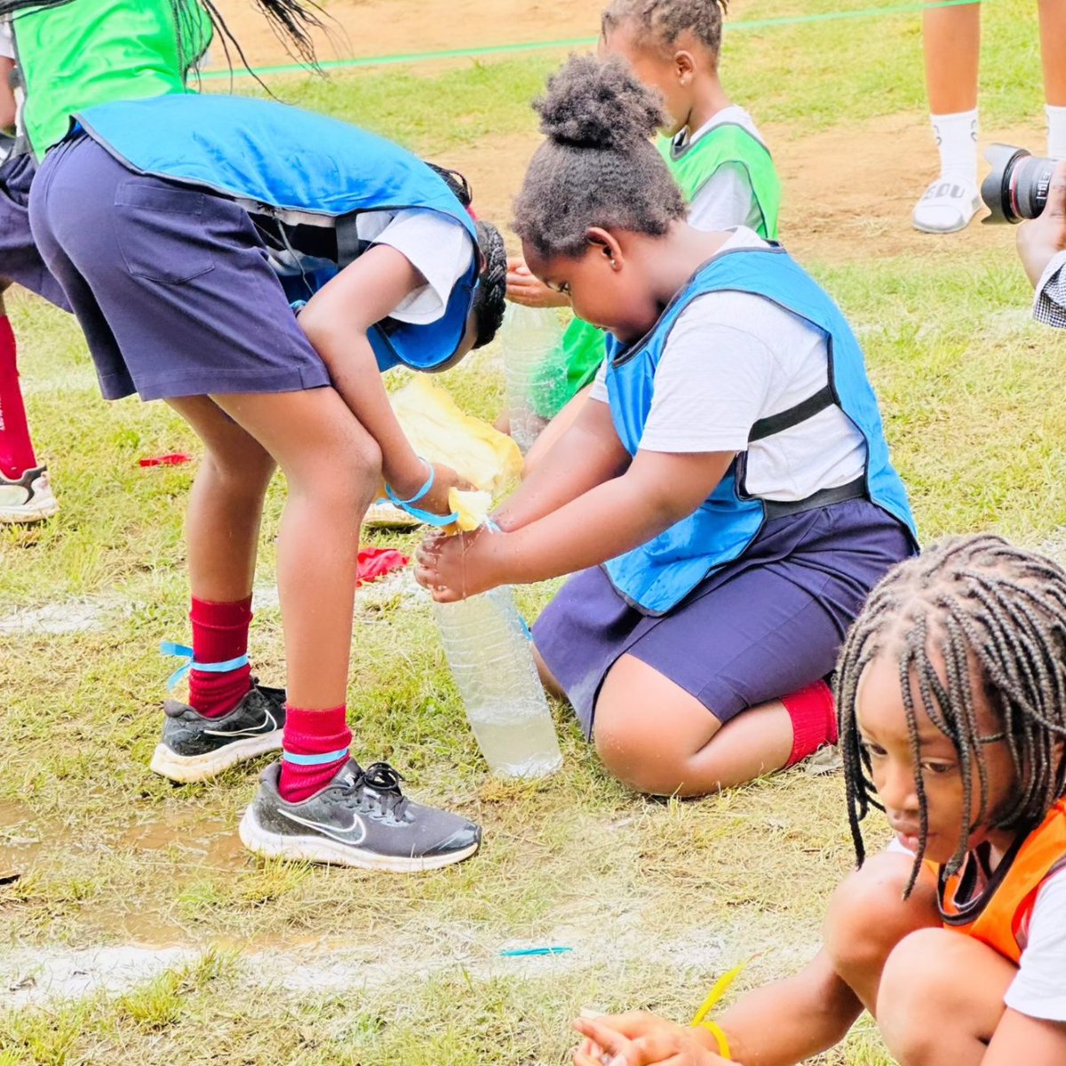 AsifiweAcademys's tweet image. "CREATIVE TWIST! 🎨 The Green Campus Sports Gala added a unique touch with a bottle filling competition! 💧👀 Participants showed off their skills and speed! 🏃‍♀️ #GreenCampusSportsGala #BottleFilling #FunEvents #SportsGala"