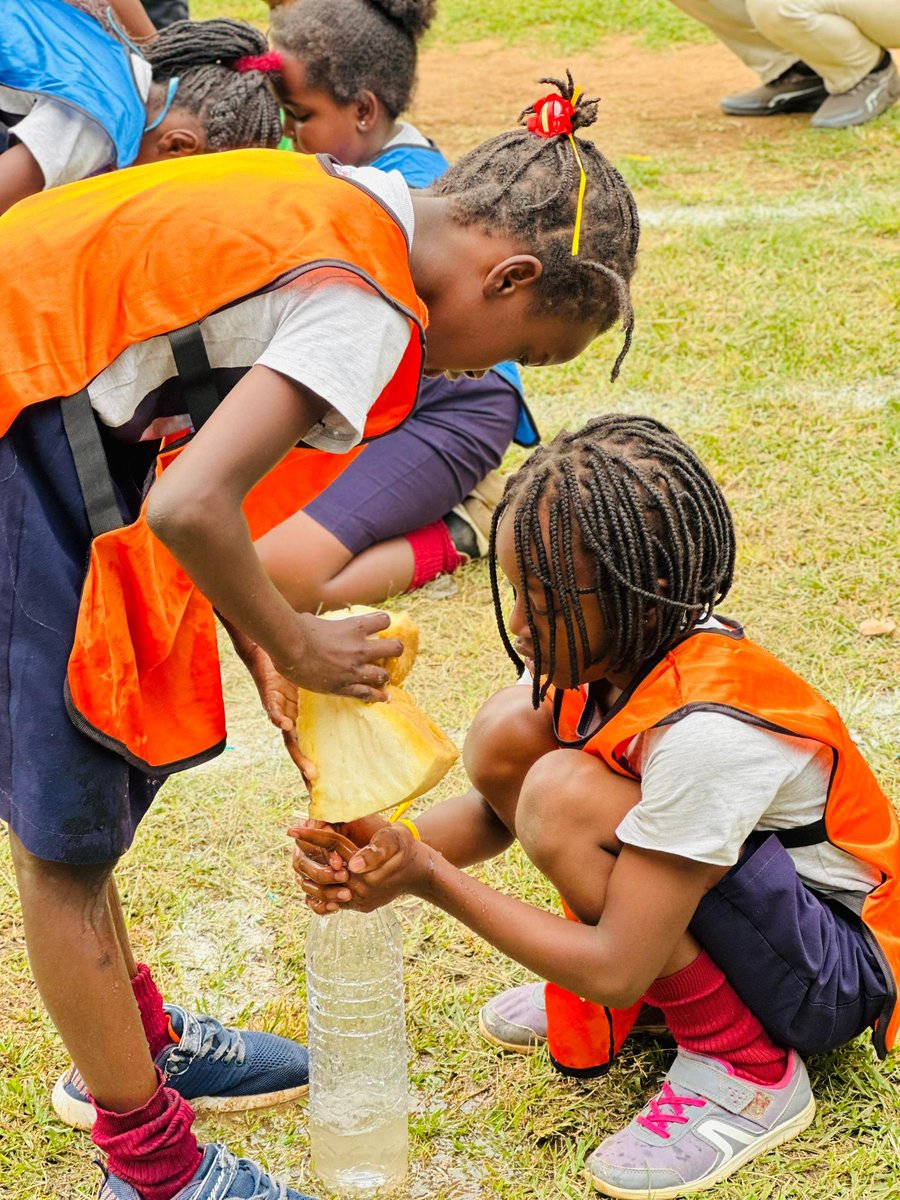 AsifiweAcademys's tweet image. "CREATIVE TWIST! 🎨 The Green Campus Sports Gala added a unique touch with a bottle filling competition! 💧👀 Participants showed off their skills and speed! 🏃‍♀️ #GreenCampusSportsGala #BottleFilling #FunEvents #SportsGala"