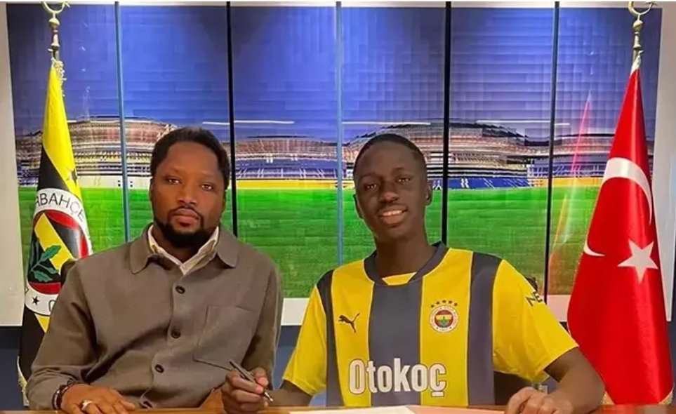 Fenerbahçe 18 yaşında ki Abdou Aziz ile kontrat imzaladı ama benim anlamadığım üzerinde niye yeni sezon forması yok