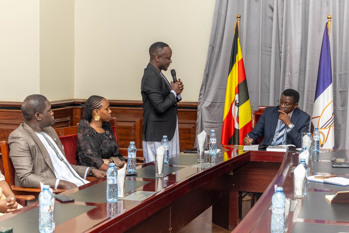 IMChallengeug's tweet image. Akola obulungi asiimwa!
Webale nnyo Owekitiibwa Charles Peter Mayiga (@cpmayiga) okusiima Media Challenge Initiative n'omusasi waffe owa @Switch_AFR Divine Mercy Nalwanga (@DivineMercyNal).
Katikiro akubiriza nnyo abavubuka okukozesa obulungi emitimbagano.