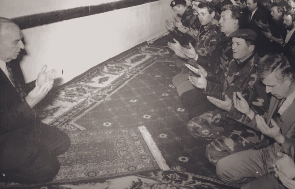 📌Aliya İzetbegovic savaş devam ettiği sırada bir mescidde kıldırdığı Cuma namazı sonrası askerler ve milletle birlikte dua ederken..