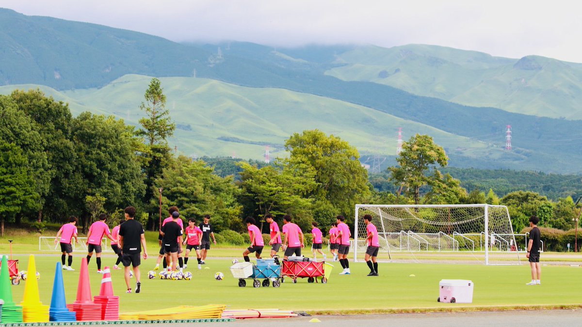 EG_kyuoki's tweet image. 日頃練習を行っている県民総合運動公園の芝の養生の関係で、今週は大津町運動公園でのトレーニング。陽射しが和らいだ天候(昨日)の影響もあってかなり気温も低く、背景には阿蘇の山々が目に入って、ショートキャンプに訪れたような雰囲気だった。
(エルゴラ熊本担当 井芹貴志)#roasso #ロアッソ熊本
