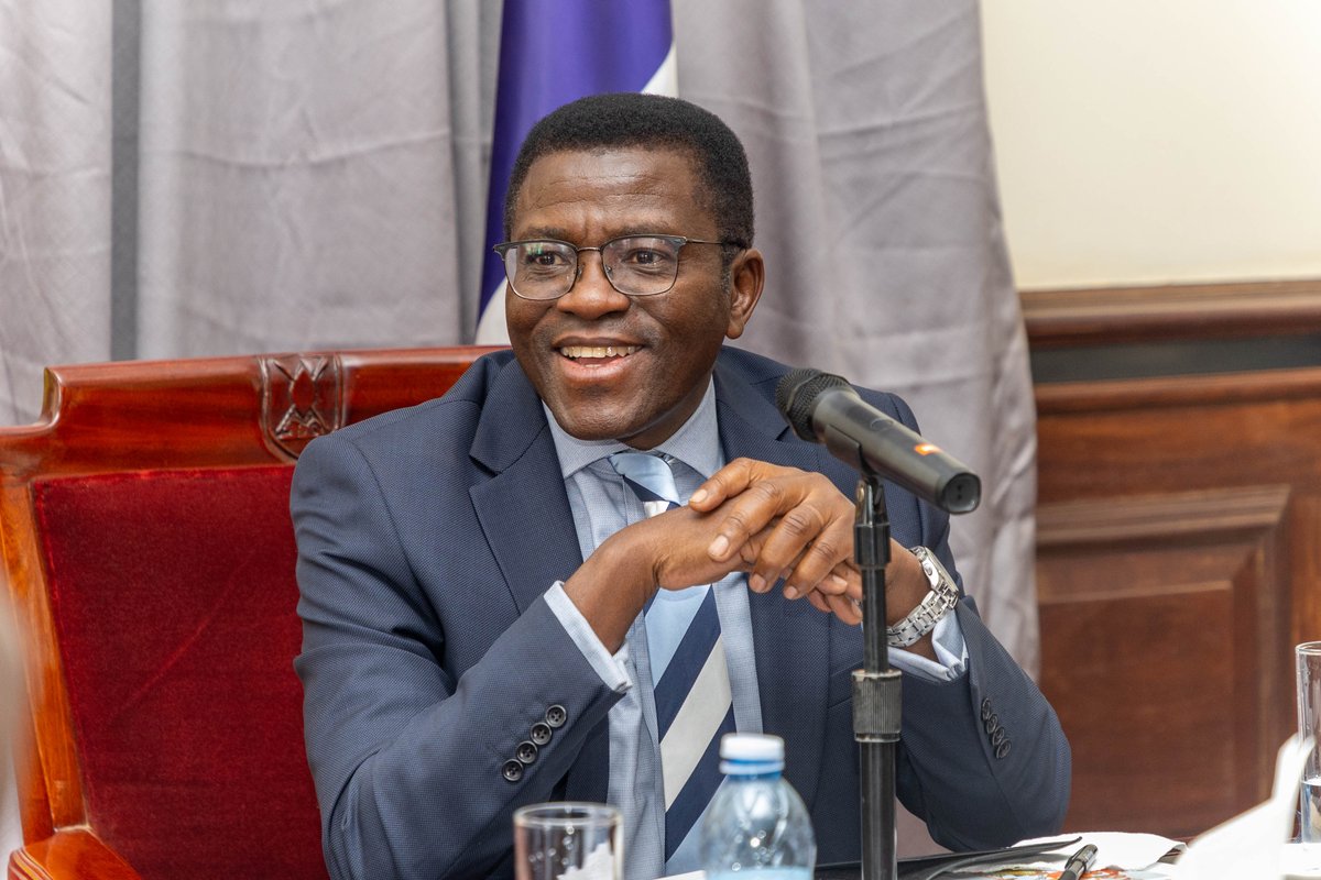IMChallengeug's tweet image. Akola obulungi asiimwa!
Webale nnyo Owekitiibwa Charles Peter Mayiga (@cpmayiga) okusiima Media Challenge Initiative n'omusasi waffe owa @Switch_AFR Divine Mercy Nalwanga (@DivineMercyNal).
Katikiro akubiriza nnyo abavubuka okukozesa obulungi emitimbagano.