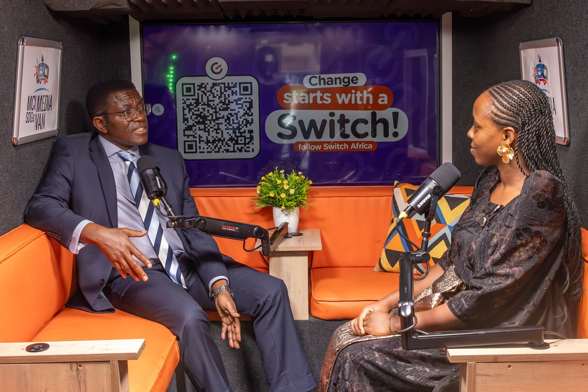 IMChallengeug's tweet image. Akola obulungi asiimwa!
Webale nnyo Owekitiibwa Charles Peter Mayiga (@cpmayiga) okusiima Media Challenge Initiative n'omusasi waffe owa @Switch_AFR Divine Mercy Nalwanga (@DivineMercyNal).
Katikiro akubiriza nnyo abavubuka okukozesa obulungi emitimbagano.