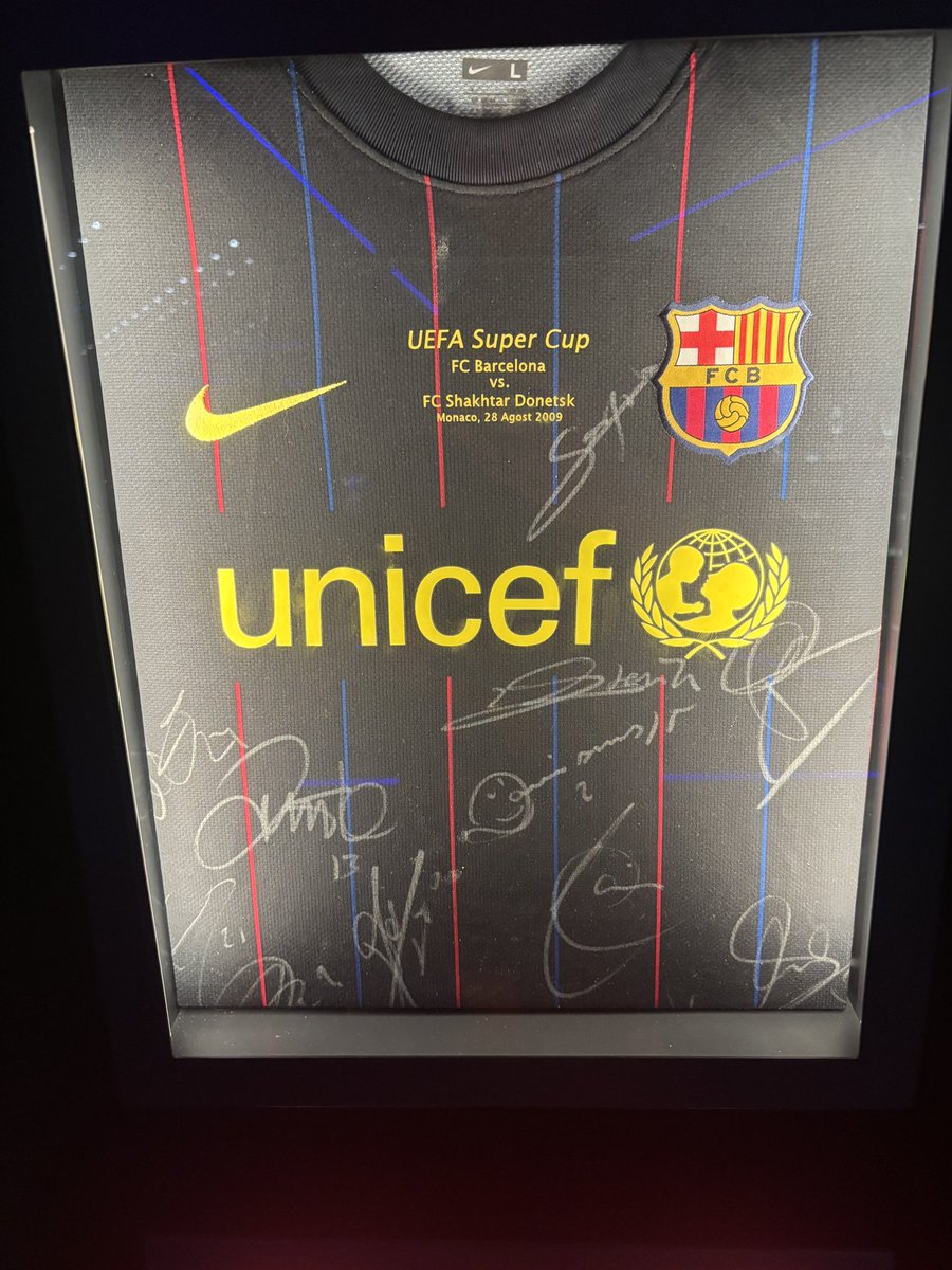 Был в музее ФК Барселоны. Среди трофеев майки с разных ключевых матчей. Одна из них - с Суперкубка УЕФА 2009 года в Монако. Барселона тогда выиграла 1:0 у донецкого «Шахтёра».

И меня триггернуло: можем ли мы сейчас представить, что, если всё останется так же, клуб из так