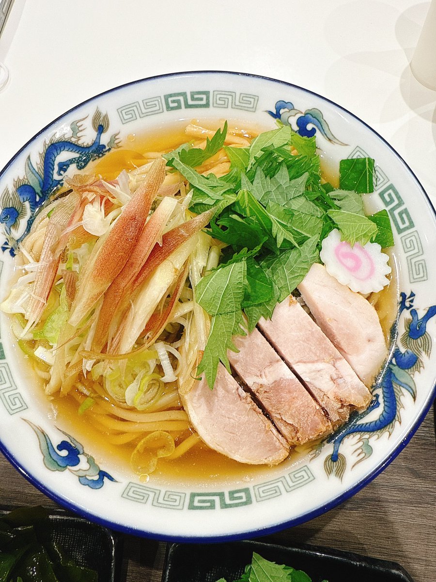 Q3_8686's tweet image. 舎鈴 イオンモール前川
#らーめんウォッチ麺
#舎鈴
🍜茗荷大葉冷やしかけ大＋特製＋茗荷＋大葉＋鳴門わかめ
今日も、あっちーあっちーあっちーばっちーな！
キタ〜夏の風物詩…織田裕二か舎鈴ひやかけ
とい薬味オブザイヤートッブがここに
しょっぱ旨と言ってる通り塩味強めだが魚出汁もしっかり文字数