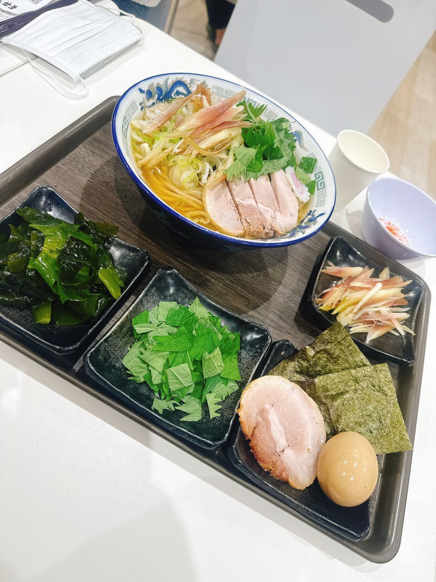 Q3_8686's tweet image. 舎鈴 イオンモール前川
#らーめんウォッチ麺
#舎鈴
🍜茗荷大葉冷やしかけ大＋特製＋茗荷＋大葉＋鳴門わかめ
今日も、あっちーあっちーあっちーばっちーな！
キタ〜夏の風物詩…織田裕二か舎鈴ひやかけ
とい薬味オブザイヤートッブがここに
しょっぱ旨と言ってる通り塩味強めだが魚出汁もしっかり文字数