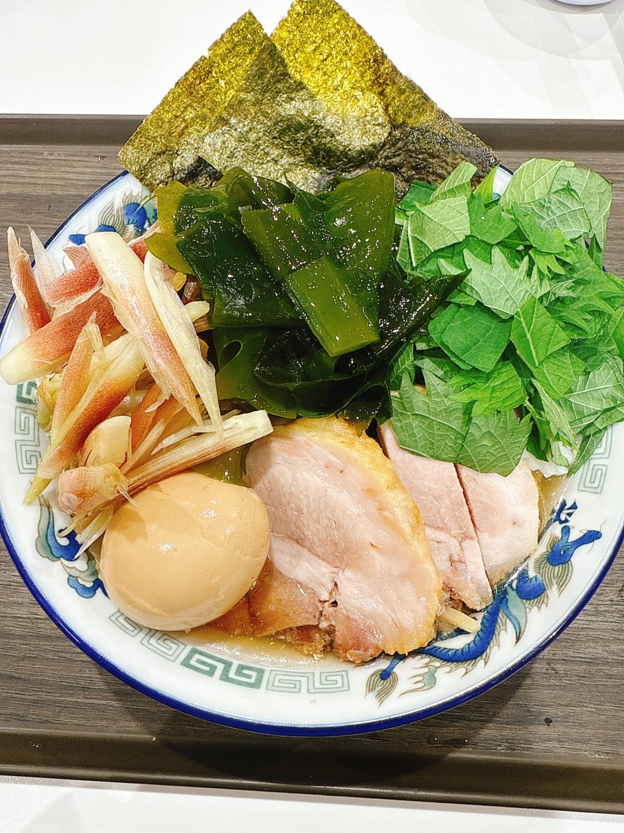 Q3_8686's tweet image. 舎鈴 イオンモール前川
#らーめんウォッチ麺
#舎鈴
🍜茗荷大葉冷やしかけ大＋特製＋茗荷＋大葉＋鳴門わかめ
今日も、あっちーあっちーあっちーばっちーな！
キタ〜夏の風物詩…織田裕二か舎鈴ひやかけ
とい薬味オブザイヤートッブがここに
しょっぱ旨と言ってる通り塩味強めだが魚出汁もしっかり文字数