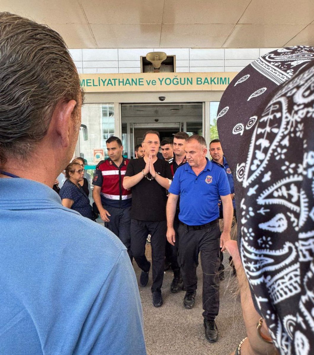 Dün anjiyo geçiren Murat Çalık, elleri kelepçeli halde yoğun bakım ünitesinden çıkarılarak yeniden cezaevine götürüldü. #MehmetMuratÇalıkSerbestBırakılsın