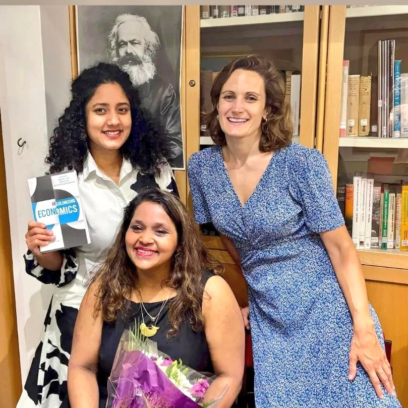 ingridharvold's tweet image. Thanks for everyone for coming to the launch of our book Deolonizing Economics, with @devikadutt @cacrisalves @SurbhiKesar! We had such a great time engaging with students, academics and the general public. And thanks to @MarxLibrary for hosting 🤗
hetecon.net/2025/07/03/dec…