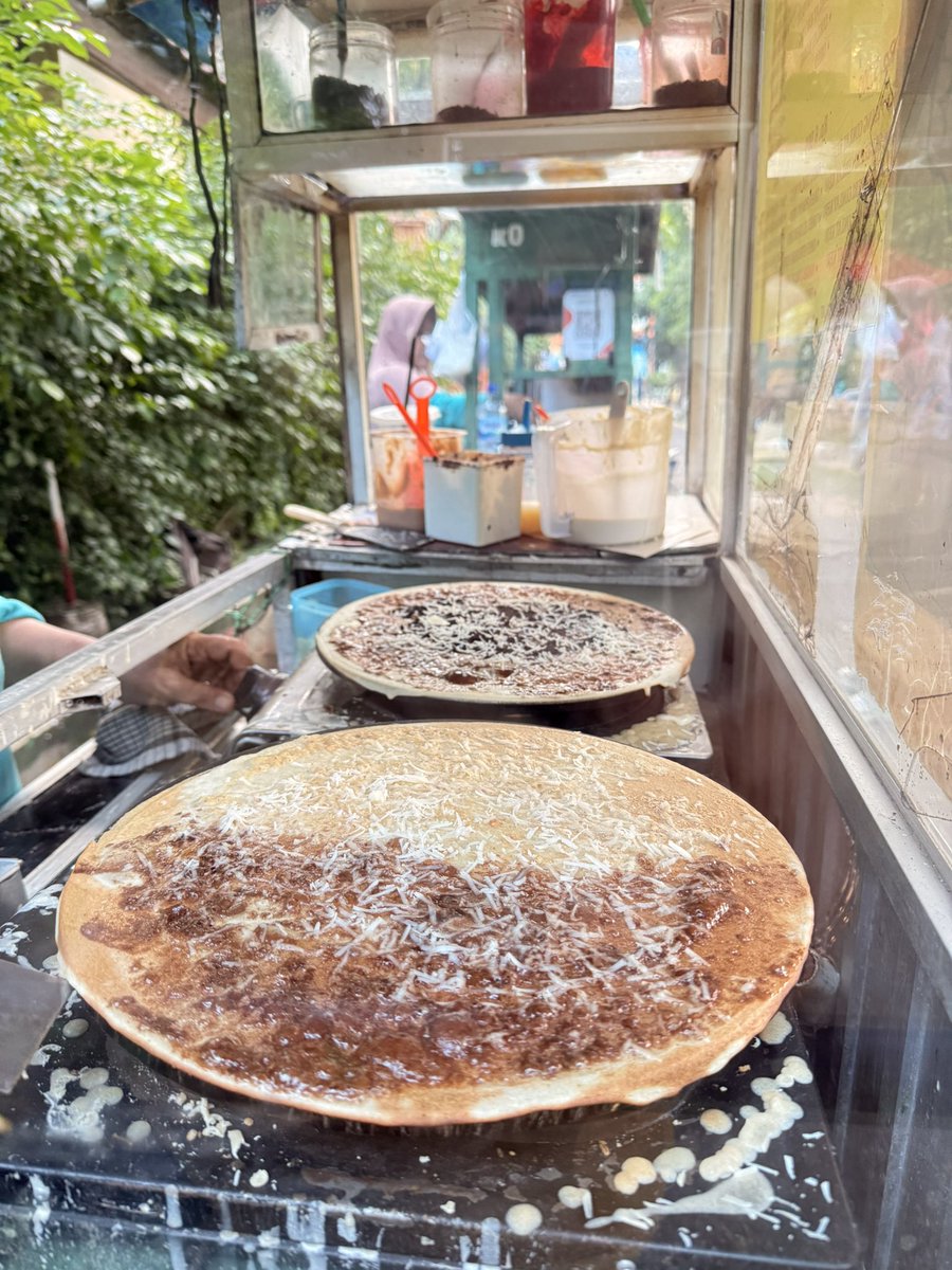 virawn__'s tweet photo. Serunya wfh ya ini bisa jajan ke depan sd deket rumah beli crapes 3rebuan😋 https://t.co/w65YP7OaNE