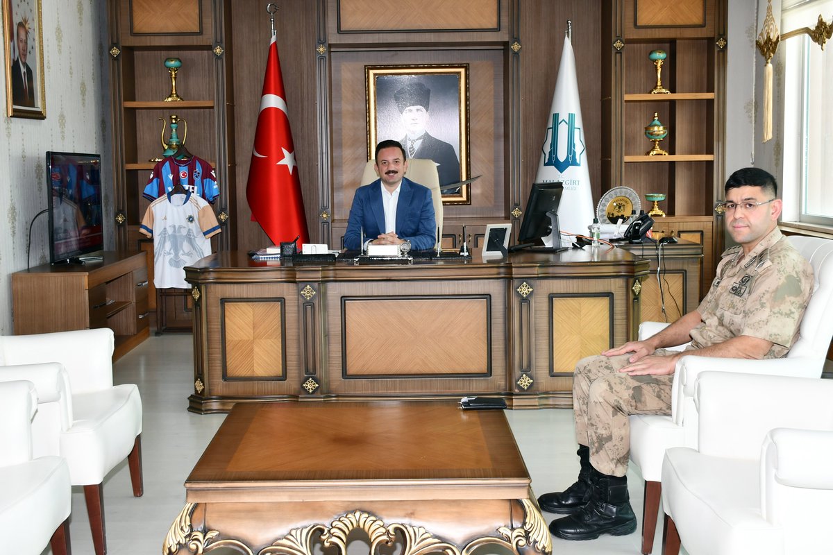 📌Malazgirt İlçe Jandarma Komutanı Kaymakamımız Göksu Bayram'ı Ziyaret Etti.

Malazgirt İlçe Jandarma Komutanı olarak atanan Jandarma Yüzbaşı Erol Sakman,  Kaymakamımız Göksu Bayram'ı makamında ziyaret etti. Kaymakamımız kendilerine teşekkür ederek, yeni görevinde başarılar