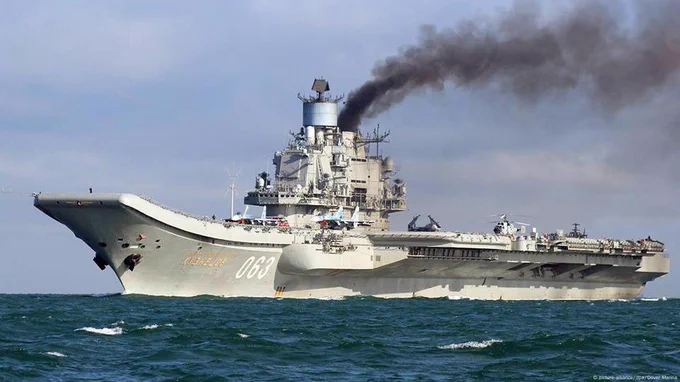 Минобороны приостановило ремонт авианосца "Адмирал Кузнецов" и может отказаться от его восстановления, сообщили источники "Известий". Это единственный российский авианосец. "Это очень дорогое и неэффективное морское оружие. Будущее за носителями роботизированных комплексов и непилотируемой авиации", - заявил экс-командующий Тихоокеанским флотом адмирал Сергей Авакянц. Сотрудник Центра изучения стратегического планирования ИМЭМО РАН Ильи Крамник уверен, что надо построить другой корабль, к примеру - "перспективный палубный истребитель". "Адмирал Кузнецов" - единственный авианосец России - спущен на воду в 1985 году, с 2017 года его модернизируют. В ходе ремонта затонул самый большой в РФ плав