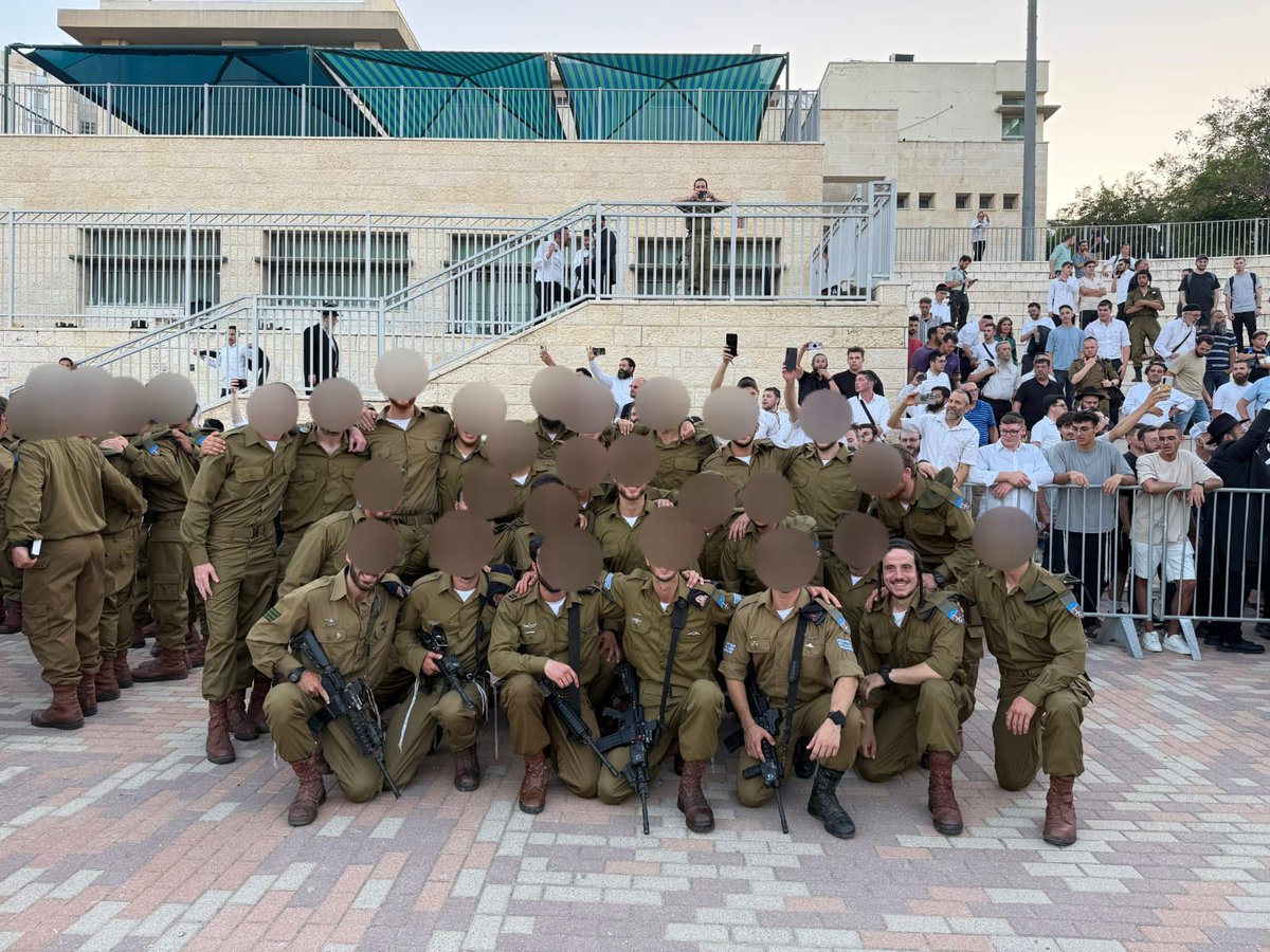 shmili_yakter's tweet image. אתמול זכיתי להצהיר אמונים למדינת ישראל, כמי שמגיע ממקום בו הצבא מחוץ לתחום, זה היה רגע שגרם לי דפיקות לב מההתרגשות. עברתי כברת דרך ארוכה כדי להיות חלק מזה. גאווה אדירה להיות חלק מחשמונאים, ולהתאמן ללחום כדי להגן על אזרחי ישראל